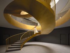 goldfarbene Treppe