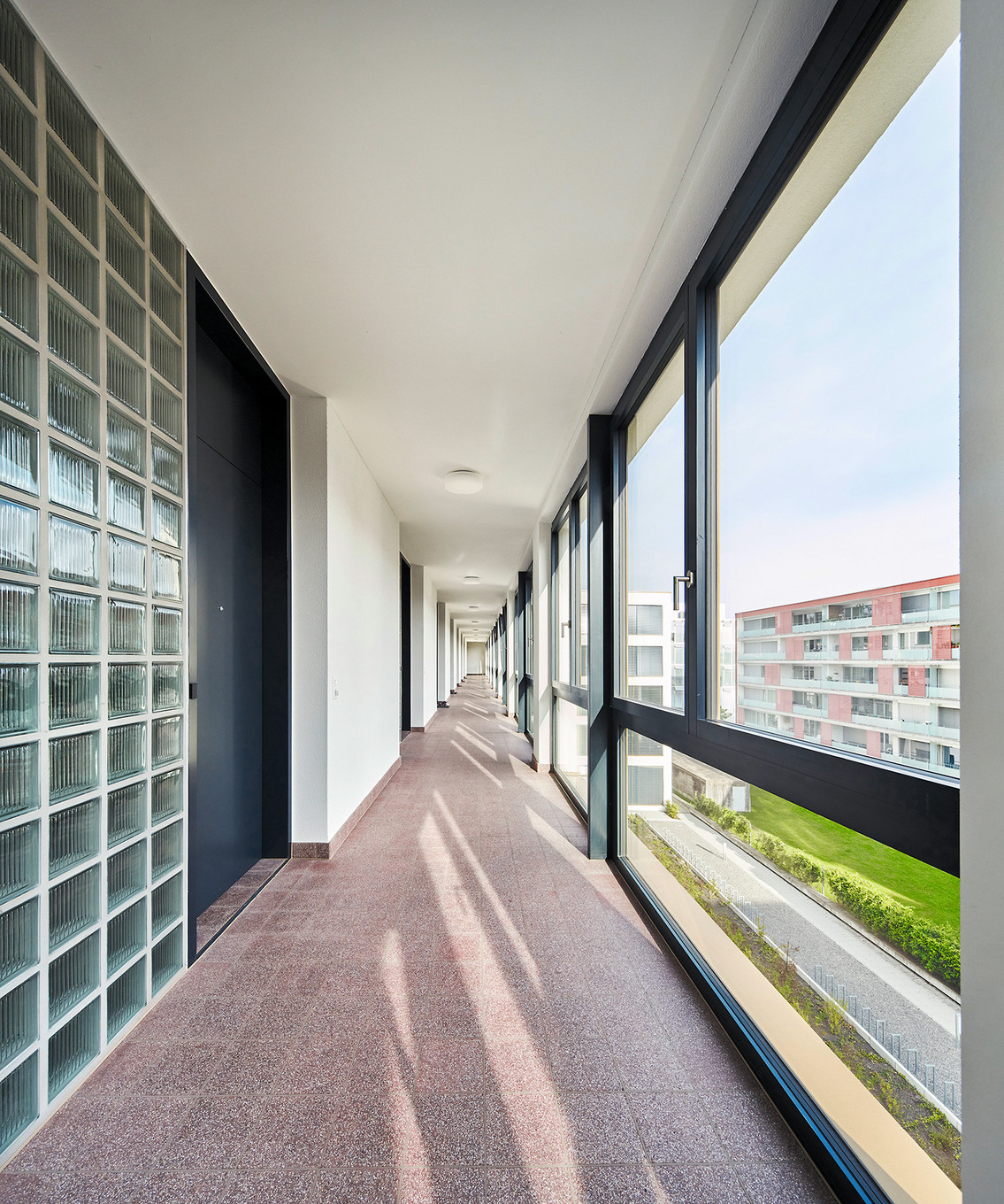 Wohnen im ehemaligen Büroumfeld hallway