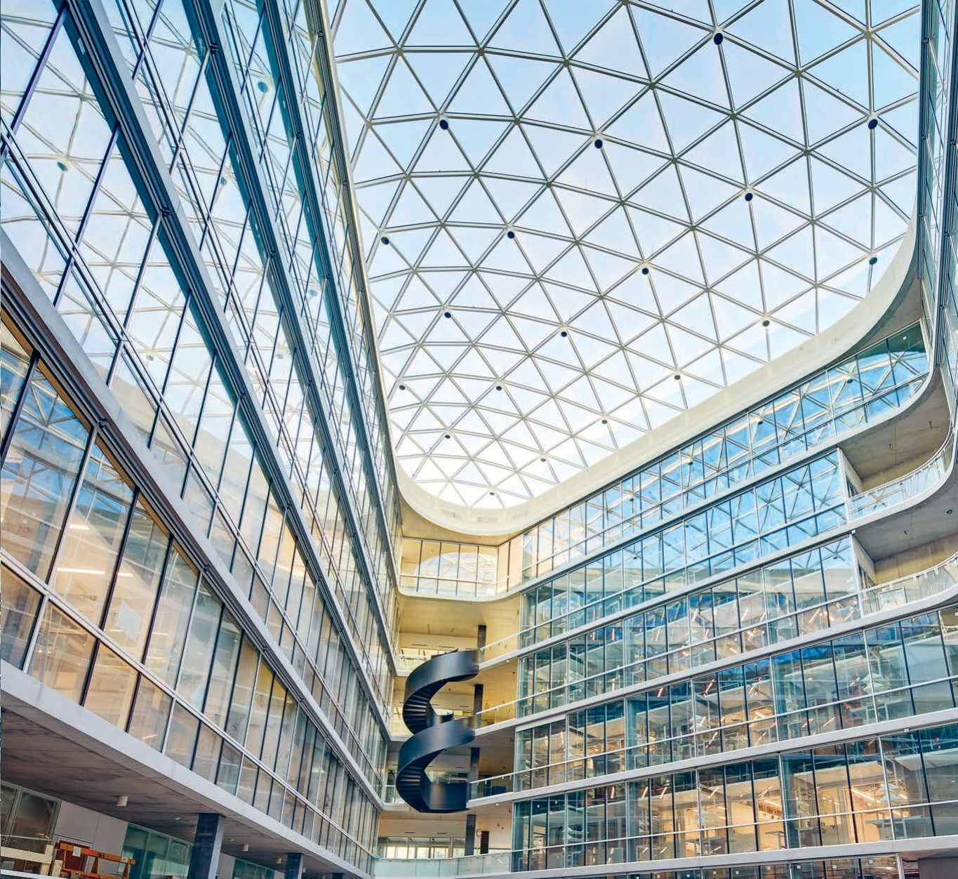 Die Planenden platzierten im Zentrum des voll verglasten fünfeckigen Gebäudes ein lichtdurchflutetes Atrium.