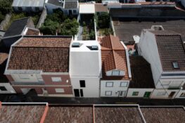 Casa dos Moinhos em Ponta Delgada, Açores com arquitectura box: