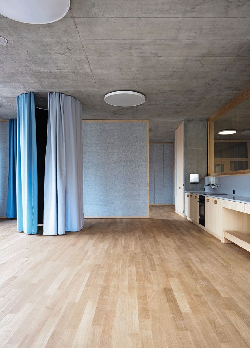 Kindergarten: Hinter einem Vorhang, der im zugezogenen Zustand eine Schneckenform bildet, können sich die Kinder verstecken.