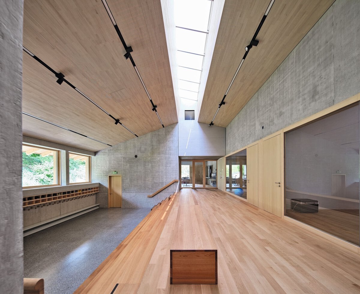 Forum mit Oberlicht und geöffneter Lüftungsklappe.