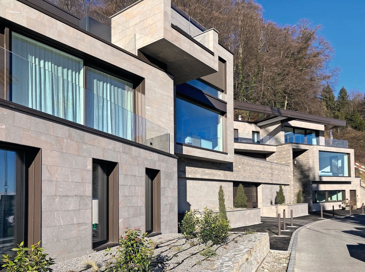Bei einer Villa in Malters erhält die kompakte Fassade (VAWD) mit «Marmotherm Ceramo» dank den Materialeigenschaften des Hartbelages und dessen Oberflächenstruktur eine lebendige Erscheinung.