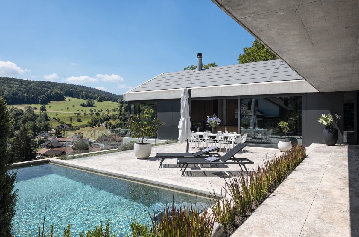 Die Terrasse mit Pool bietet einen unverwechselbaren Ausblick.