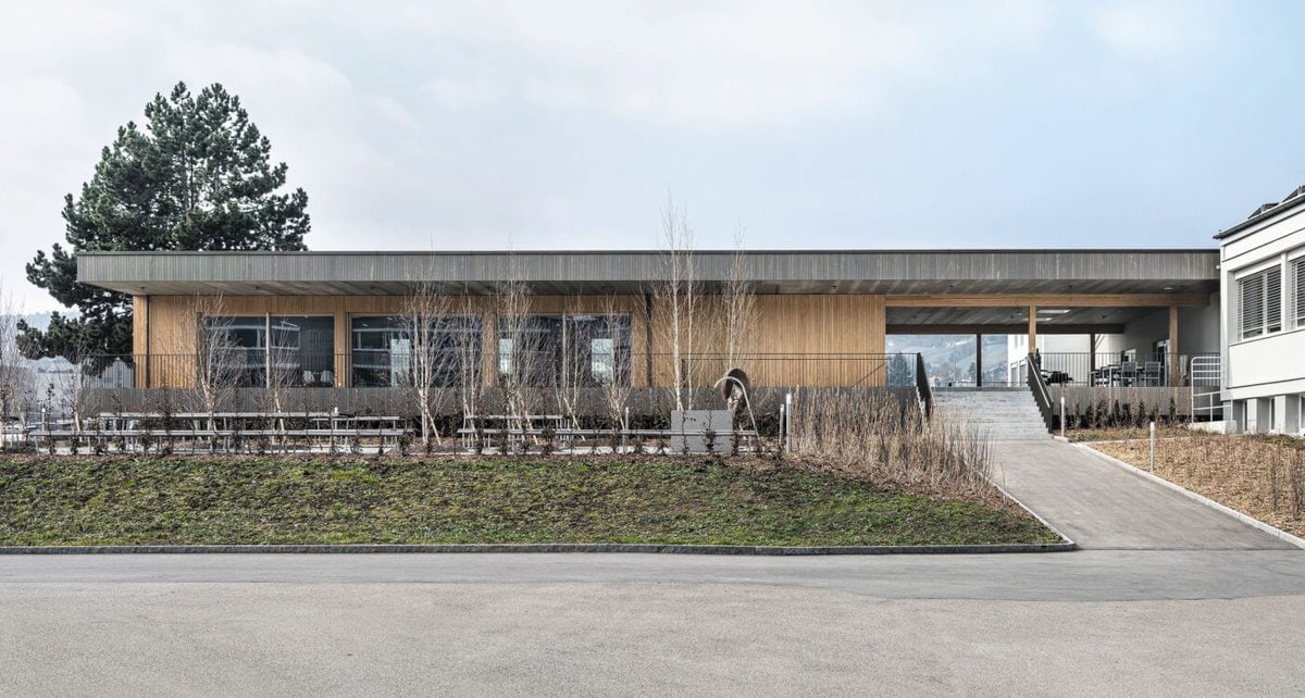 Der eingeschossige Pavillon liegt im Hochparterre.