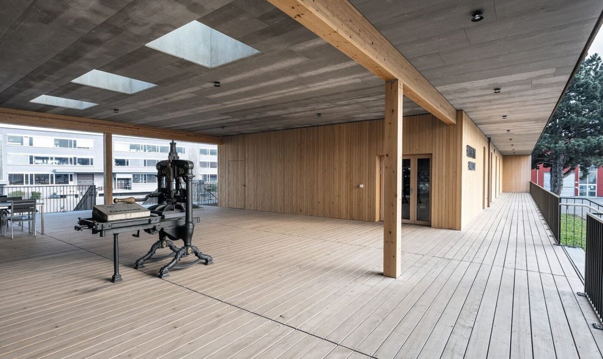 Das überdachte Verbindungsteil zwischen Bürowelt und Pavillon dient als kleine Aussichtsplattform.