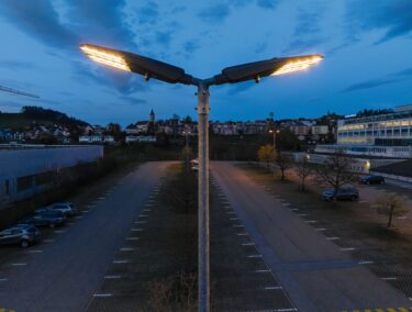 Die neuen LED-Leuchten sind blendfrei und sorgen für eine deutliche bessere Ausleuchtung des Aussenraums als die alten Natriumdampflampen.