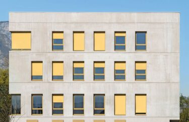 Der «Soloscreen» passt ideal zu modernen Gebäuden mit grossen Fenstern und kann optisch eine Glasfassade perfekt ergänzen. Fotos: Vladimir de Mollerat du Jeu