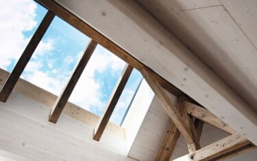 Die Dachfensterelemente werden im Werk nach individuellen Vorgaben in geschütztem Rahmen vorgefertigt.