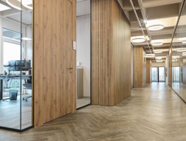 Türen, Akustikpanels und Bodendesign ergeben ein harmonisches Gesamtbild in Innenräumen. Fotos: Swiss Krono