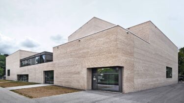 Der Neubau besticht durch eine sehr mineralisch anmutende Klinkerfassade, die durch grosszügige Glasflächen aufgelockert wird. Fotos: Damian Poffet