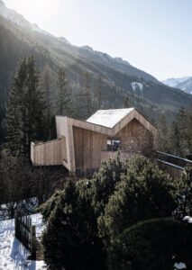 Zur Erweiterung des Olympic Spa Hotel wurden ein Nebengebäude und eine neue Sauna an das bestehende Haus angebaut.