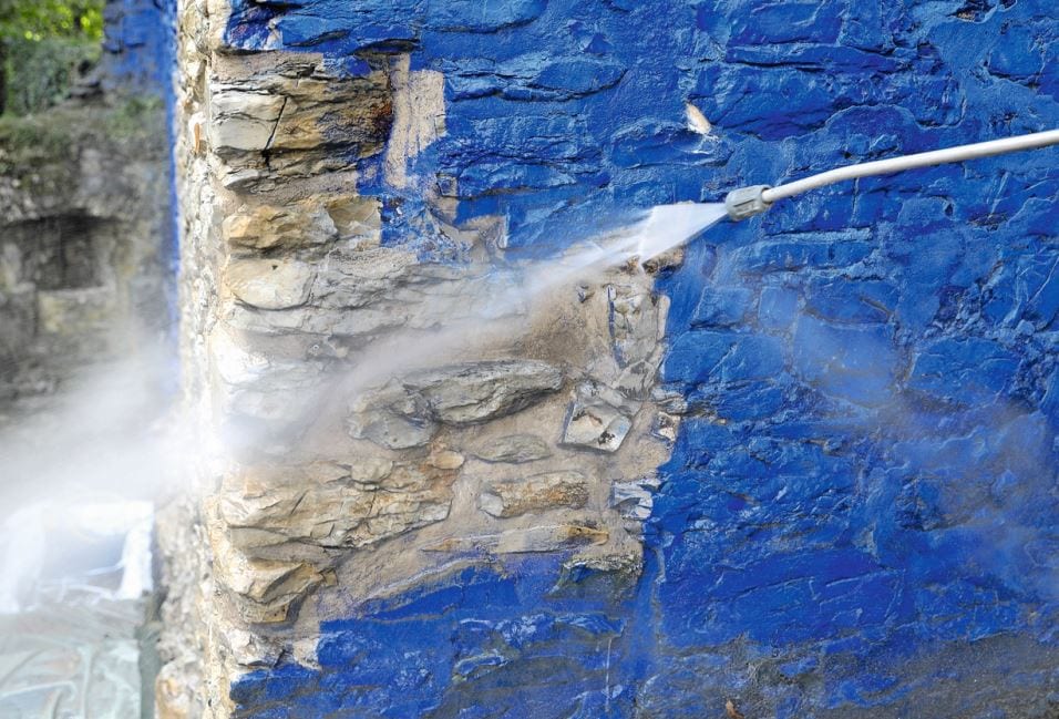 Über sieben Wochen umhüllte der blau pigmentierte Oberflächenschutz den Naturstein der Burgruine. Fotos: PSS Interservice, insevia GmbH
