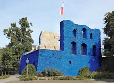 Über sieben Wochen umhüllte der blau pigmentierte Oberflächenschutz den Naturstein der Burgruine. Fotos: PSS Interservice, insevia GmbH