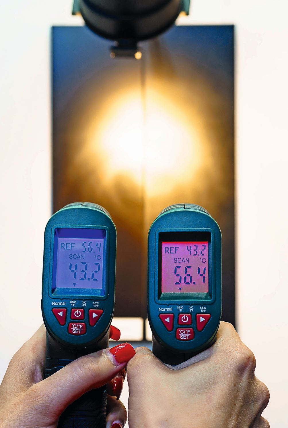 Temperaturvergleich von «Alpocryl HR 5360» (links) mit «Alpocryl KF 5372» (rechts). Fotos: Teknos