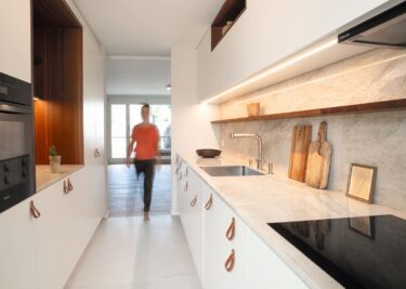 Glanzstück des Innenausbaus ist die Küche, umgesetzt vonR+S Schreinerei. Architektur und Innenarchitektur stammen von Sascha Daeschler. Fotos: Peter Franchi
