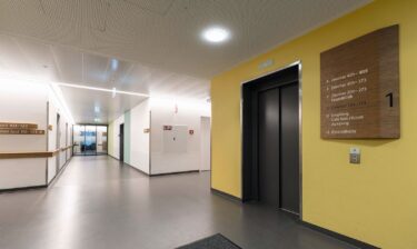 Farbtöne dienen der Orientierung auf den Stationen. So sind alle Zimmer der zu Behandelnden in sanfte Grüntöne getaucht und verfügen über grosse Bilder mit Sujets aus der Region. Die gelben Liftzonen sind hingegen schon von Weitem zu erkennen, während Blau den Weg weist. Fotos: KABE Farben