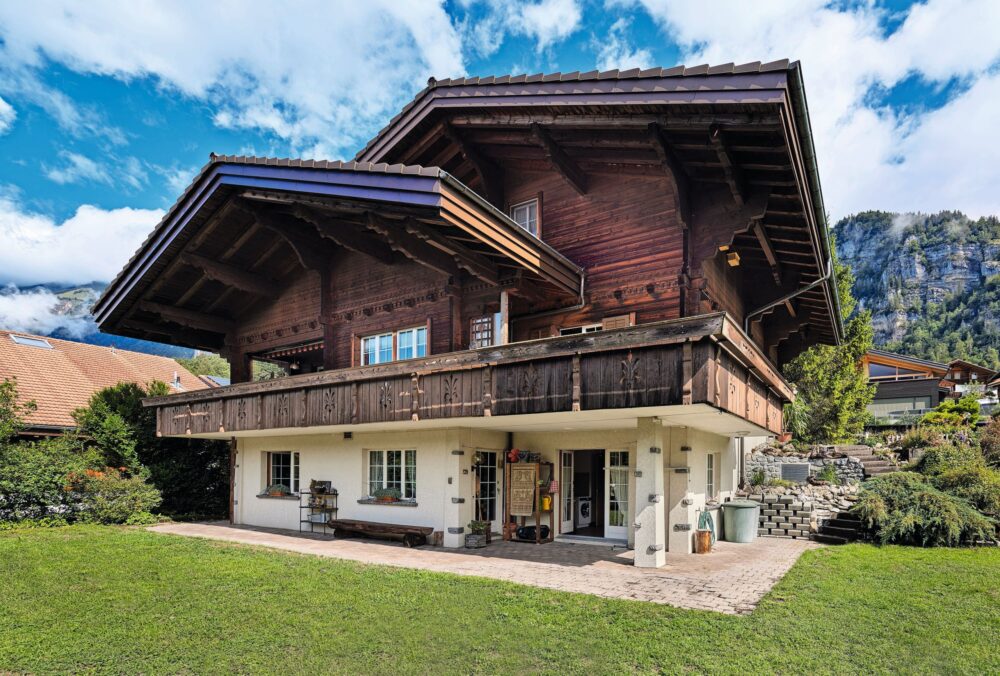 Das Einfamilienhaus im Berner Oberländer Chaletstil wurde 1984 erbaut.