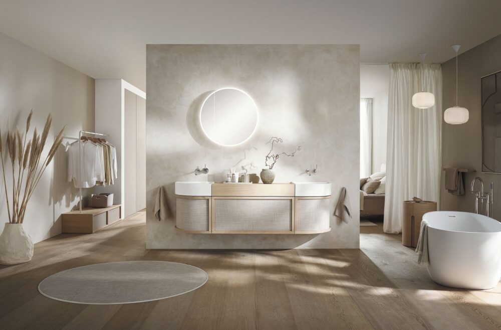 Die Innenarchitektin Iria Degen und ihr Team entwarfen mit «Alterna yuwia» eine Linie, die für Bad und offene Wohnräume gedacht ist. Es eignet sich unter anderem als freistehendes Sideboard für die Ankleide oder das Schlafzimmer. Auf dem Bild zu sehen: die Variante in der Farbe Cream.