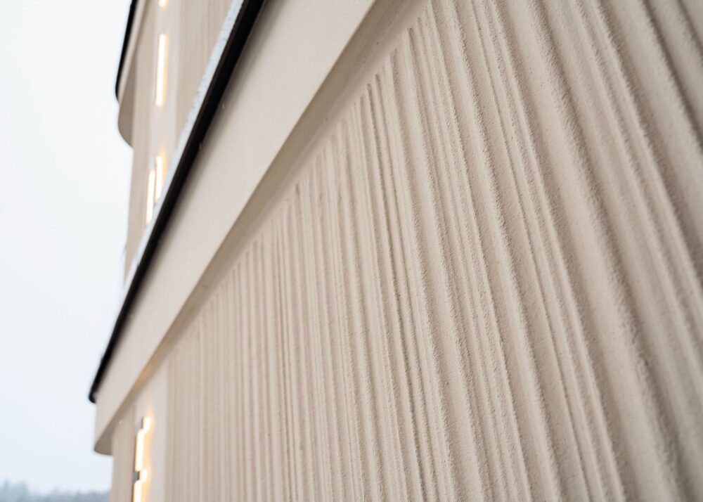 Das zentrale Werkzeug: Die Traufel verlieh der Fassade ihre spezielle Struktur. Fotos: Kabe Farben