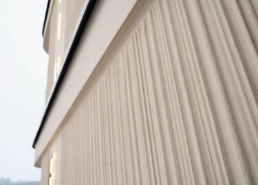 Das zentrale Werkzeug: Die Traufel verlieh der Fassade ihre spezielle Struktur. Fotos: Kabe Farben