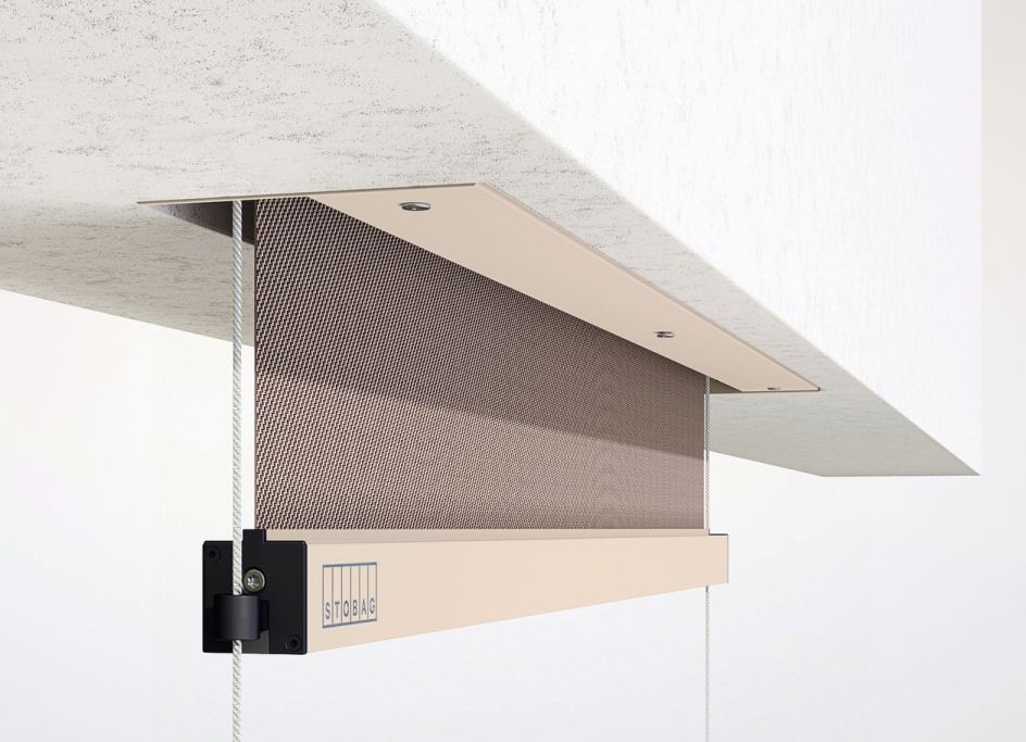 «Surava Hide» ist die elegante Beschattungslösung, die sich dank einer Untersichtblende flächenbündig in den Fenstersturz oder in die Deckenunterseite einfügt. Die neue Senkrechtmarkise besticht durch ihre unauffällige Integration in jedes architektonische Konzept. Fotos: Stobag AG