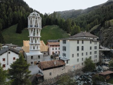 Der «Weisse Turm» umfasst 32 einzigartige, 3D-gedruckte Säulen.