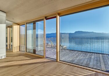 Die Schiebetüre «ST2» von 4B setzt neue Massstäbe und kann dank einer Vielzahl an Smart-Home-Lösungen in Gebäudeautomationssysteme eingebunden werden.