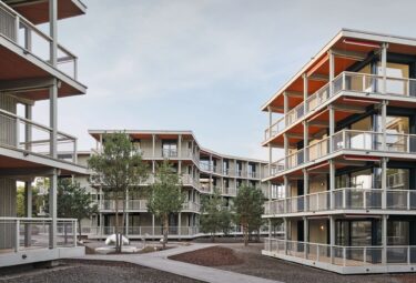 Die leicht geknickten Fassaden reagieren auf die dreiseitig an den Perimeter angrenzenden Quartierstrassen.