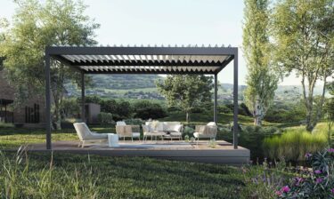 Das durchdachte Pergola-Pavillon-Konzept «Bavona» verfügt über ein verstellbares Lamellendach, das zu jeder Tageszeit für eine optimale Balance zwischen Sonne und Schatten sorgt. Fotos: Stobag AG