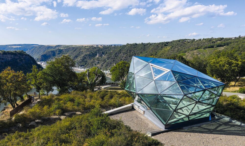 Das 18,5 Tonnen schwere Stahlskelett trägt 102 dreieckige Glasflächen.