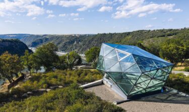 Das 18,5 Tonnen schwere Stahlskelett trägt 102 dreieckige Glasflächen.