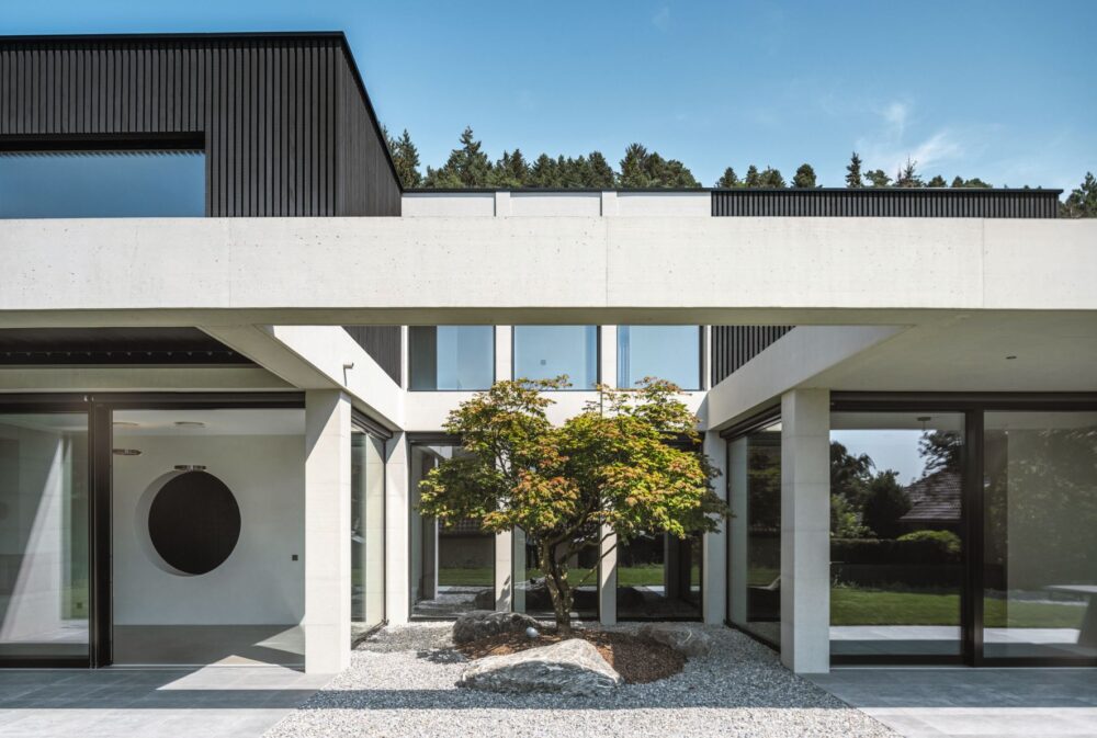 Die Fassade des Erdgeschosses ist in massivem Sichtbeton ausgeführt. Dies vereint ästhetische Klarheit mit Langlebigkeit.