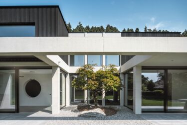 Die Fassade des Erdgeschosses ist in massivem Sichtbeton ausgeführt. Dies vereint ästhetische Klarheit mit Langlebigkeit.