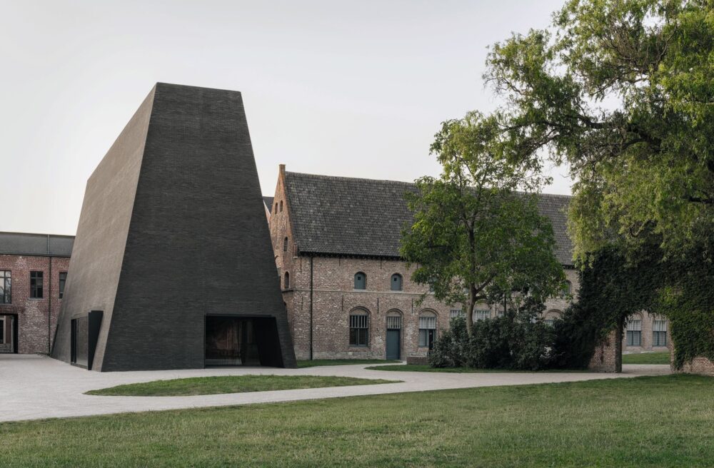 Der neue Parkpavillon positioniert sich orthogonal zur historischen Struktur.