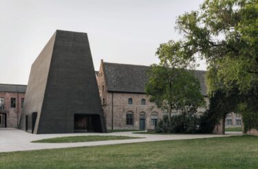 Der neue Parkpavillon positioniert sich orthogonal zur historischen Struktur.
