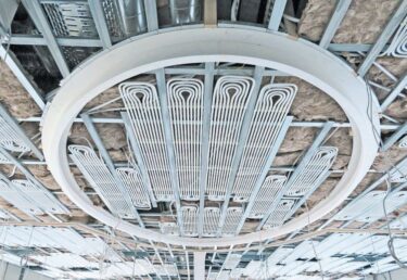 «Uponor Thermatop M» ermöglicht ein angenehmes Raumklima sowie eine gute Raumakustik. Fotos: Georg Fischer