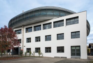 Die dynamische Formgebung des Rings lässt ihn nahezu losgelöst vom Sockel erscheinen.