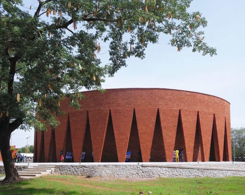 Die äussere Hülle des Mausoleums besteht aus Laterit- und Lehmziegeln.