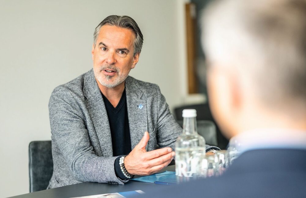 Richard Koehli von VEKA im Beratungsgespräch mit Architekten und Bauherrschaft. Fotos: VEKA