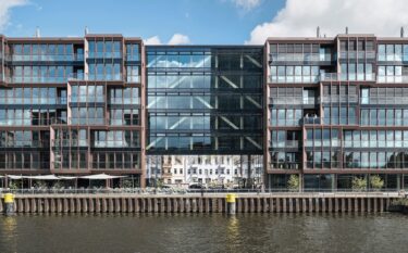 Die Südfassaden zur Spree sind durch vorspringende, im zweigeschossigen Wechsel versetzt angeordnete Erker gegliedert.