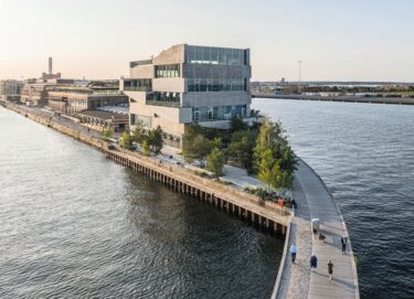 Das Gebäude befindet sich im Kopenhagener Stadtteil Nordhavn.