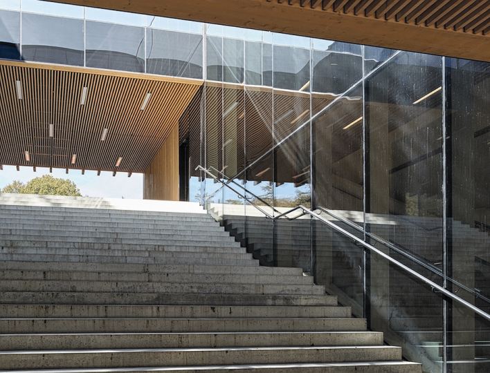 Das Konzept für die Fassade des neuen Hochschulgebäudes in Magglingen ist eine spektakuläre Glas-Holzkonstruktion, basierend auf einer «FS2» von 4B.