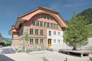 Das charakteristische Viertelwalmdach, die Vogeldielen und die Schindelfassade spiegeln die lokale Bautradition wider. Fotos: Thomas Telley