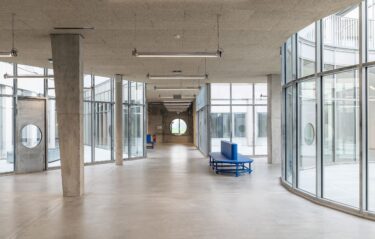 1 In Kombination mit dem Sichtbeton sind es vor allem die tiefen, feuerverzinkten Stahlprofile, die den Werkstattcharakter ausmachen.