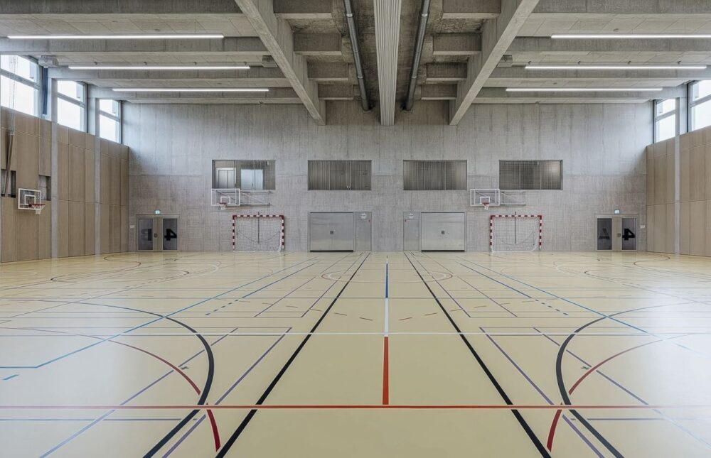 Eines der neuen Gebäude beinhaltet zwei Doppelsporthallen, Unterrichtsräume für Musik und ausserdem eine Aula mit 500 Sitzplätzen.