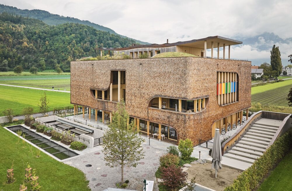 In Form, Länge und Tiefe variierende Holzschindeln zieren die Fassade.