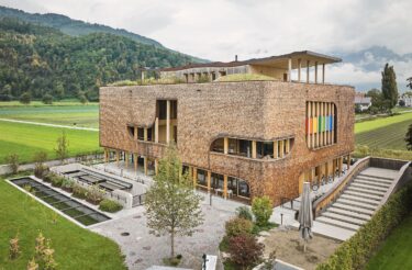 In Form, Länge und Tiefe variierende Holzschindeln zieren die Fassade.