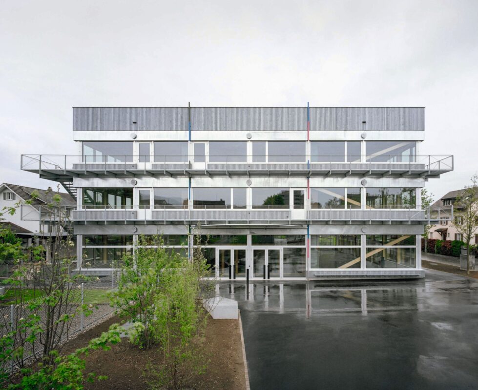 Das Volumen wird mit einer hölzernen, vorgewitterten Fassade und zwei vorgesetzten, umlaufenden und konstruktiv wirkenden Fluchtbalkonen aus Metall zu einer Einheit. Fotos: Rory Gardiner, Willem Pab