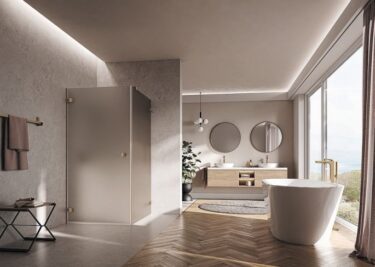 Die Oberflächen Brushed Metallic von Kermi Duschdesign bringen nicht nur Glanz ins Bad, die gebürstete Optik sorgt für einen ganz besonderen Look. («Mena» in Brushed Bronze mit Farbglas Bronze Matt)